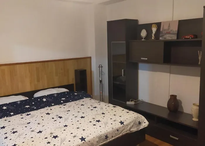 Casa Elena De Inchiriat 3*