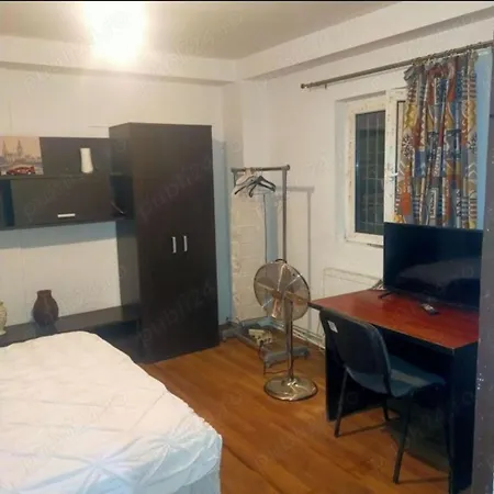 Elena De Inchiriat בית הארחה 3*